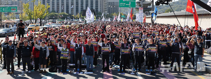 [서울=뉴시스] 박주성 기자 = 9일 서울 종로구 동십자각 일대에서 열린 양대노총 공공노동자 총력투쟁 결의대회에서 양경수 민주노총 위원장과 김동명 한국노총 위원장을 비롯한 참가자들이 구호를 외치고 있다. 2026.10.09. park7691@newsis.com