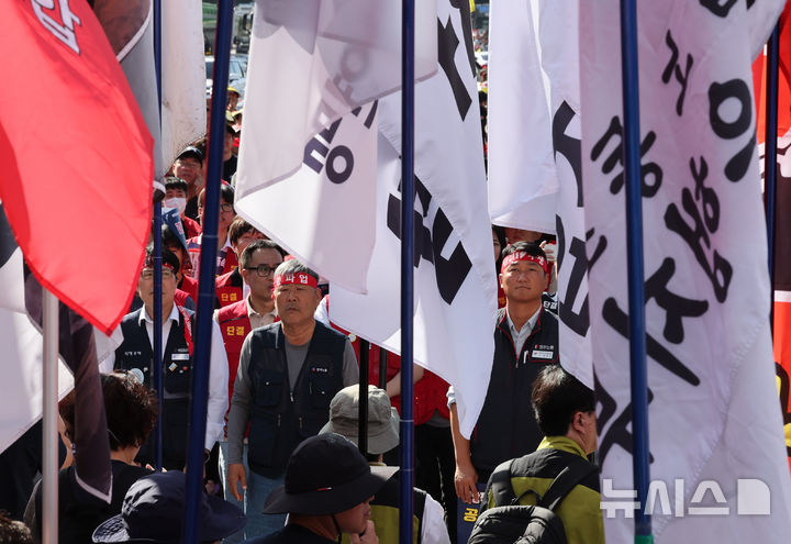 [서울=뉴시스] 박주성 기자 = 9일 서울 종로구 동십자각 일대에서 열린 양대노총 공공노동자 총력투쟁 결의대회에서 양경수 민주노총 위원장(오른쪽)과 김동명 한국노총 위원장이 참석하고 있다. 2026.10.09. park7691@newsis.com