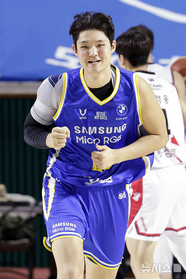 [서울=뉴시스] 최동준 기자 = 9일 서울 잠실학생체육관에서 열린 2026-2027 KBL리그 서울 삼성 썬더스와 안양 정관장 레드부스터스의 경기, 삼성 이규태가 득점에 성공한 뒤 기뻐하고 있다. 2026.10.09. photocdj@newsis.com