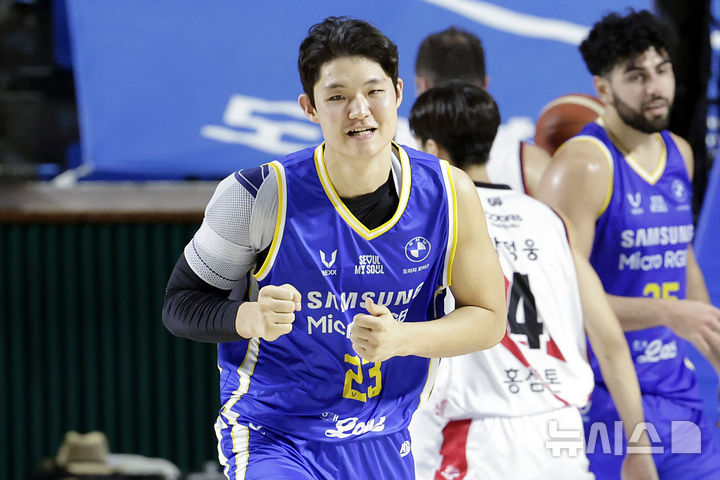 [서울=뉴시스] 최동준 기자 = 9일 서울 잠실학생체육관에서 열린 2026-2027 KBL리그 서울 삼성 썬더스와 안양 정관장 레드부스터스의 경기, 삼성 이규태가 득점에 성공한 뒤 기뻐하고 있다. 2026.10.09. photocdj@newsis.com