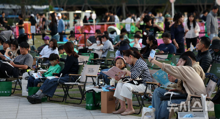[서울=뉴시스] 김선웅 기자 = 한글날 연휴인 9일 서울 중구 서울광장에서 열린 서울야외도서관 '책읽는 서울광장'을 찾은 시민들이 엄마 북(Book) 돋움 특별행사에 참여하고 있다. 2026.10.09. mangusta@newsis.com