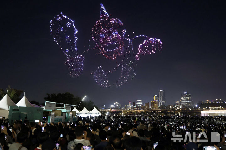 [서울=뉴시스] 최동준 기자 = 9일 서울 광진구 뚝섬한강공원에서 '조선 판타지'를 테마로 한 2026 한강 드론라이트쇼가 펼쳐지고 있다. 2026.10.09. photocdj@newsis.com