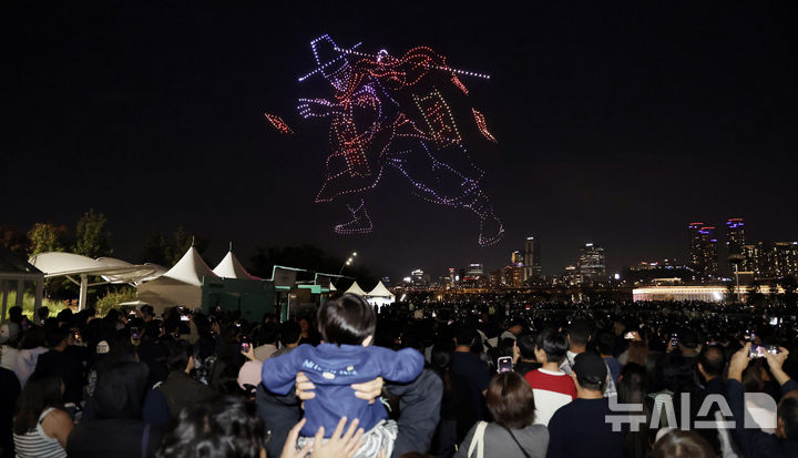 [서울=뉴시스] 최동준 기자 = 9일 서울 광진구 뚝섬한강공원에서 '조선 판타지'를 테마로 한 2026 한강 드론라이트쇼가 펼쳐지고 있다. 2026.10.09. photocdj@newsis.com