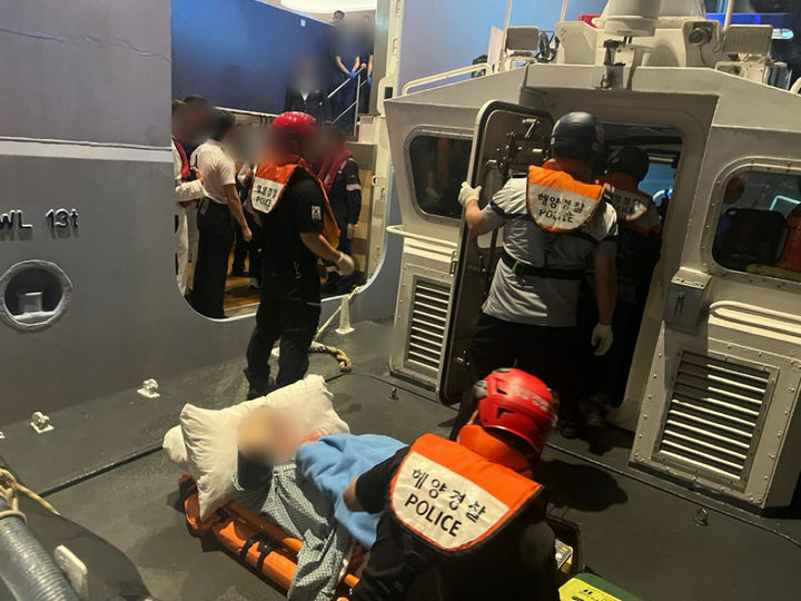 [부산=뉴시스] 지난 9일 오후 8시38분께 남형제도 인근 해상을 항해하던 국제크루즈선 A호(16만9379t)에서 응급환자가 발생했다. (사진=부산해경 제공) 2026.10.10. photo@newsis.com *재판매 및 DB 금지