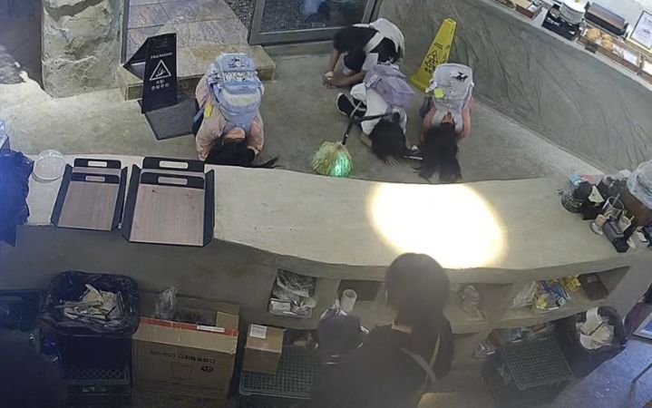 [부산=뉴시스] 9일 부산의 한 카페 관계자는 폐쇄회로(CC)TV 영상과 함께 초등학생들이 큰절을 올린 사연을 공유했다. (사진=스레드 캡처) 2026.10.10. photo@newsis.com *재판매 및 DB 금지