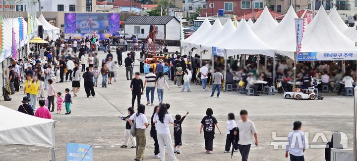 [제주=뉴시스] 오영재 기자 = 10일 오전 제주시 화북동 화북포구에서 열린 제5회 화북 포구 문화제에 방문객들의 발길이 이어지고 있다. 2026.10.10. oyj4343@newsis.com
