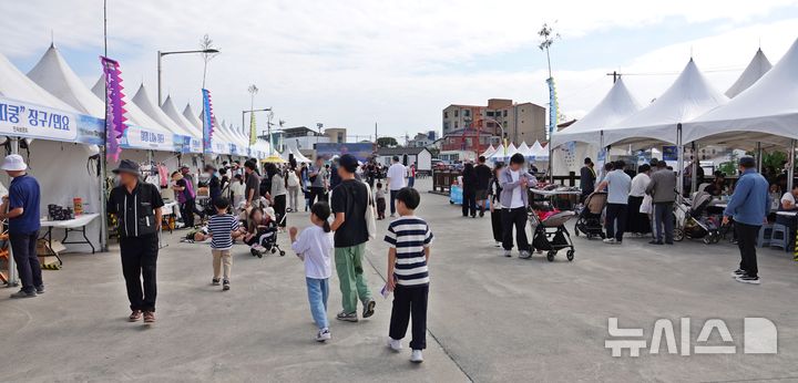 [제주=뉴시스] 오영재 기자 = 10일 오전 제주시 화북동 화북포구에서 열린 제5회 화북 포구 문화제에 방문객들의 발길이 이어지고 있다. 2026.10.10. oyj4343@newsis.com