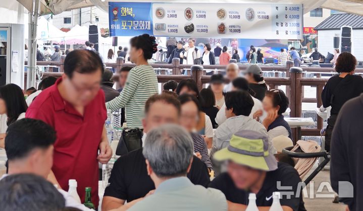 [제주=뉴시스] 오영재 기자 = 10일 오전 제주시 화북동 화북포구에서 열린 제5회 화북 포구 문화제에서 방문객들이 주막에서 즐거운 시간을 보내고 있다. 2026.10.10. oyj4343@newsis.com