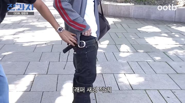 [서울=뉴시스] 래퍼 김하온이 엑소 카이가 진행하는 유튜브 예능 '전과자'에 출연해 새깅 패션을 선보이고 있다. (사진=유튜브 채널 'ootb STUDIO' 캡처)