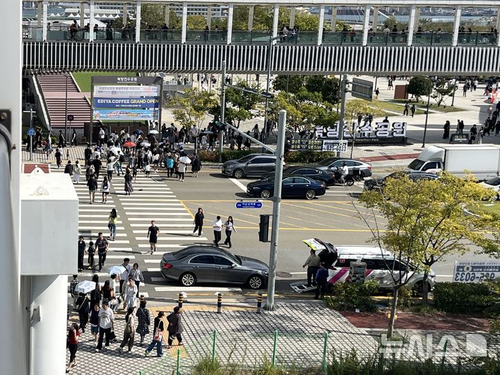 [부산=뉴시스] 이아름 기자 = 부산 시민과 관광객들이 10일 오후 북항친수공원 경관 수로에 23일째 머물고 있는 몸길이 3m 암컷 흑상어 '부캉이'를 보기 위해 이동하고 있다. 2026.10.10. aha@newsis.com 