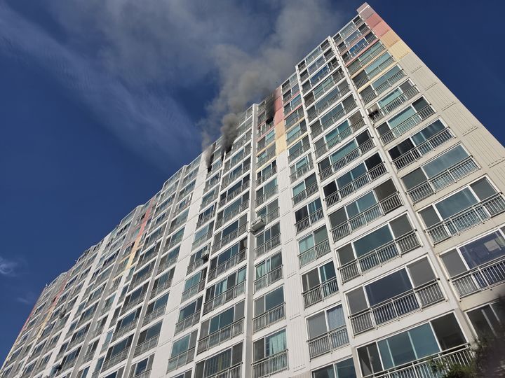 [밀양=뉴시스] 경남 밀양시의 한 아파트에서 검은 연기가 나오고 있다. (사진=경남소방본부 제공) 2026.09.10. photo@newsis.com *재판매 및 DB 금지
