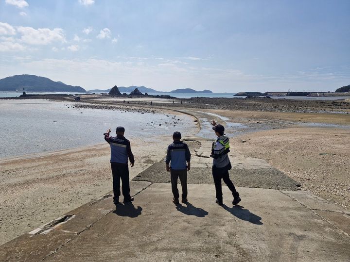 [태안=뉴시스] 태안해양경찰과 연안안전지킴이가 합동순찰을 벌이고 있다. (사진=태안해경 제공) 2026.10.10. photo@newsis.com *재판매 및 DB 금지