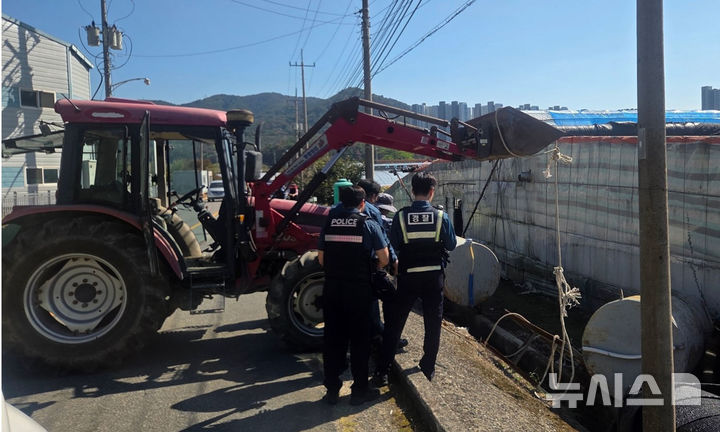 [광양=뉴시스] 10일 오전 10시50분께 전남광주 광양시의 한 비닐하우스 인근에서 중장비로 등유 탱크를 옮기던 중 작업자 2명이 등유 탱크에 깔려 1명이 숨지고 1명이 크게 다쳤다. (사진=전남광주소방본부 제공) 2026.10.10. photo@newsis.com