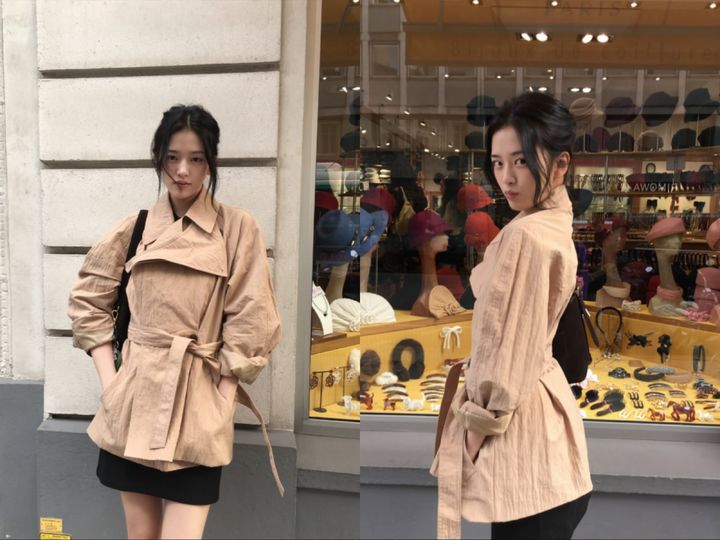 [서울=뉴시스] 아이브 안유진이 프랑스 파리에서 숏 트렌치코트를 입고 가녀린 실루엣과 또렷한 이목구비를 뽐내고 있다. (사진=안유진 인스타그램 캡처)