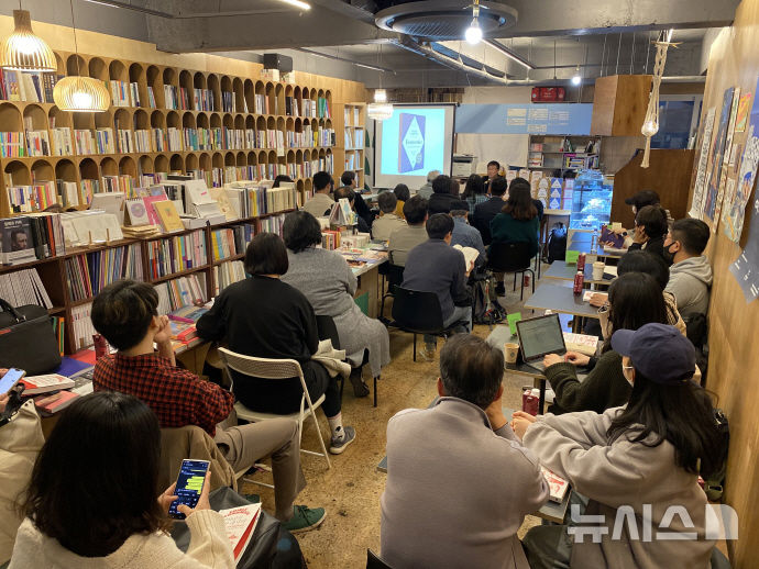 [전남광주=뉴시스] 전남광주통합특별시 동구가 추진하는 책방 문화프로그램 지원 사업의 일환으로 장동에 위치한 독립서점 '책과생활'에서 북토크가 열리고 있다. (사진=전남광주통합특별시 동구 제공) 2026.10.11. photo@newsis.com 