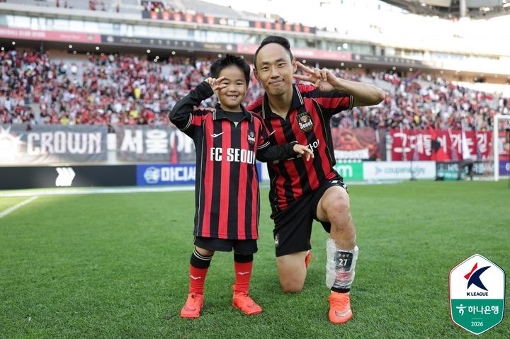 [서울=뉴시스] 프로축구 K리그1 FC서울의 문선민과 아들 문태양군. (사진=한국프로축구연맹 제공)