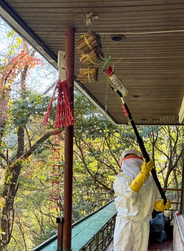 [문경=뉴시스] 문경시 가은읍 완장리 선유동천 나들길 데크 아래서 벌집을 제거하고 있다. (사진=문경소방서 제공) 2026.10.10. photo@newsis.com *재판매 및 DB 금지
