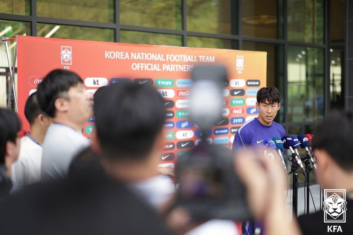 [서울=뉴시스]인터뷰하는 축구대표팀 주장 손흥민. (사진=대한축구협회 제공)