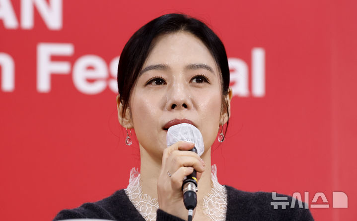 [부산=뉴시스] 김혜진 기자 = 배우 김현주가 10일 부산 해운대구 영화의전당 비프힐에서 열린 제31회 부산국제영화제 '실낙원' 기자회견에서 인사말을 하고 있다. 2026.10.10. jini@newsis.com