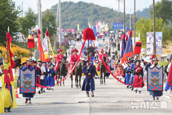 [나주=뉴시스] 9일 나주 영산강정원 일원에서 열린 '나주영산강축제'와 연계해 '천년나주목사 부임행차 행렬'이 처음으로 재현됐다. (사진=나주시 제공) 2026.10.10. photo@newsis.com