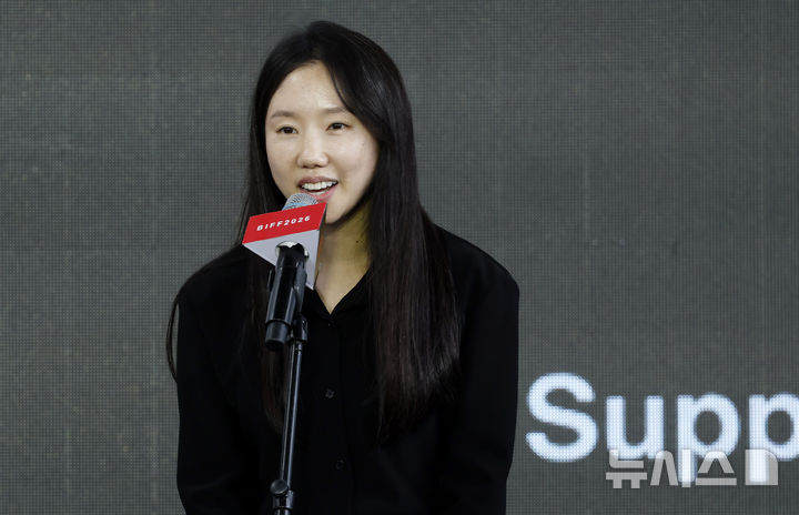[부산=뉴시스] 김혜진 기자 = 배우 박미소가 10일 부산 해운대구 영화의전당 야외무대에서 열린 제31회 부산국제영화제 영화 '눈 둘 데가 없네' 야외무대인사에서 인사말을 하고 있다. 2026.10.10. jini@newsis.com