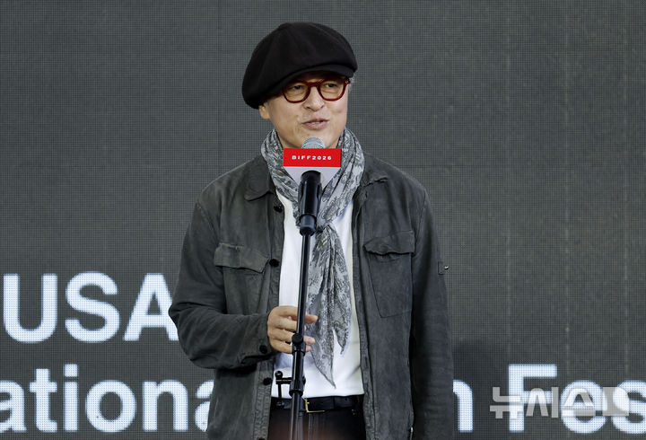 [부산=뉴시스] 김혜진 기자 = 배우 권해효가 10일 부산 해운대구 영화의전당 야외무대에서 열린 제31회 부산국제영화제 영화 '눈 둘 데가 없네' 야외무대인사에서 인사말을 하고 있다. 2026.10.10. jini@newsis.com