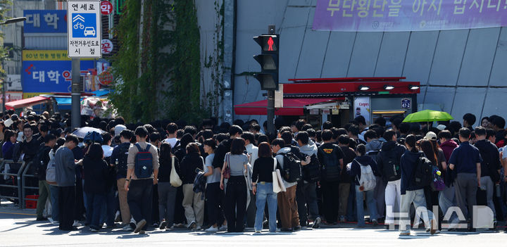 [서울=뉴시스] 전신 기자 = 10일 서울 서대문구 연세대학교에서 수시모집 논술 시험을 마친 수험생들과 부모들이 정문을 나서 횡단보도를 건너고 있다. 2026.10.10. photo1006@newsis.com