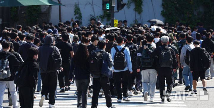 [서울=뉴시스] 전신 기자 = 10일 서울 서대문구 연세대학교에서 수시모집 논술 시험을 마친 수험생들과 부모들이 정문을 나서 횡단보도를 건너고 있다. 2026.10.10. photo1006@newsis.com