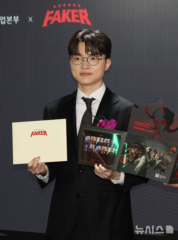 [서울=뉴시스] 김선웅 기자 = e스포츠 리그 오브 레전드 '페이커' 이상혁 선수가 10일 서울 중구 서울중앙우체국 우표박물관에서 열린 페이커 기념우표 기획전시관 개관식에서 오는 23일 발매하는 페이커 기념우표를 선보이고 있다. 2026.10.10. mangusta@newsis.com