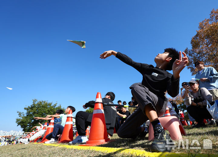 [서울=뉴시스] 전신 기자 = 10일 서울 여의도 한강공원에서 열린 2026 한강 종이비행기 축제 이벤트 경기에서 어린이들이 힘차게 종이비행기를 날리고 있다. 2026.10.10. photo1006@newsis.com