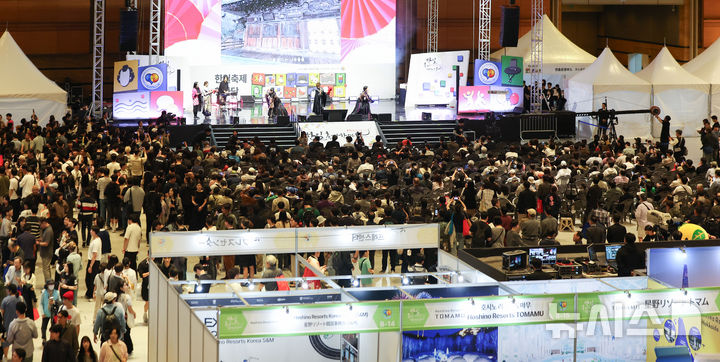 [서울=뉴시스] 김선웅 기자 = 10일 서울 강남구 코엑스에서 열린 한일축제한마당 2026 in Seoul에서 방문객들이 공연을 관람하고 있다. 2026.10.10. mangusta@newsis.com