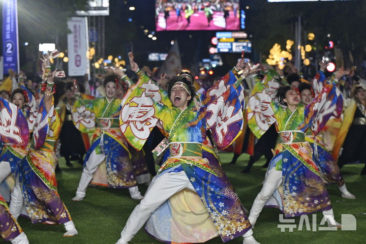 [전남광주=뉴시스] 양시원 기자 = 10일 오후 전남광주 동구 금남로에서 진행되고 있는 제23회 광주 추억의 충장축제에서 해외 퍼레이드팀이 지역 주민들의 성원 속에 행진하고 있다. 2026.10.10. goodwrite97@newsis.com
