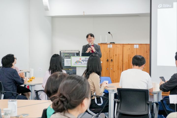 8일 경남 통영RCE 세자트라센터에서 열린 '공감교육 교원 연수 프로그램'에서 장대익 가천대 석좌교수가 교사들을 대상으로 강연하고 있다. (사진=풀무원 제공) *재판매 및 DB 금지