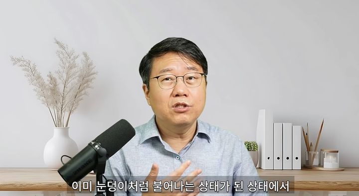 [서울=뉴시스]박종훈 경제평론가가 미국 경제의 눈덩이 같은 재정 적자와 이자 부담으로 인해 고금리 정책이 한계에 부딪혀 연준이 결국 항복할 수밖에 없다고 분석하고 있다. (사진=유튜브 '박종훈의 지식한방' 캡처) 2026.10.11