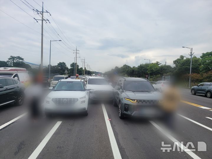 [제주=뉴시스] 10일 오전 제주시 해안동 도로에서 차량 연쇄 충돌 사고가 발생해 경찰과 소방당국이 수습에 나서고 있다. (사진=제주소방안전본부 제공) 2026.10.11. photo@newsis.com