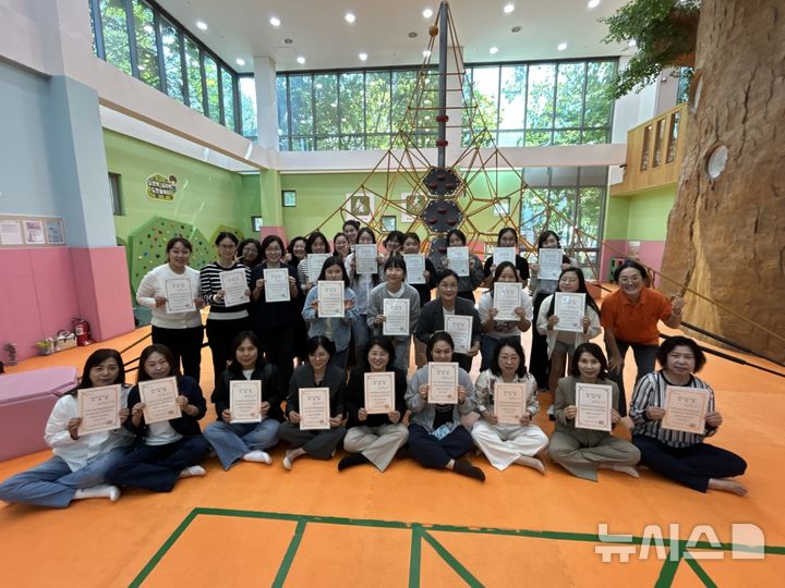 [시흥=뉴시스] 시흥시가 최근 개최한 '플레이스타터 양성교육 기본과정 12기' 수료식에서 수료생 25명과 관계자들이 기념촬영을 하고 있다.(사진=시흥시 제공).2026.10.11. photo@newsis.com 