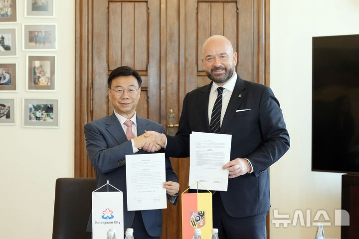 [성남=뉴시스] 신상진 성남시장과 야체크 슈크릭(Jacek Sutryk) 브로츠와프시장이 자매결연 후 기념촬영을 하고 있다 (사진=성남시 제공) 2026.10.11.photo@newsis.com