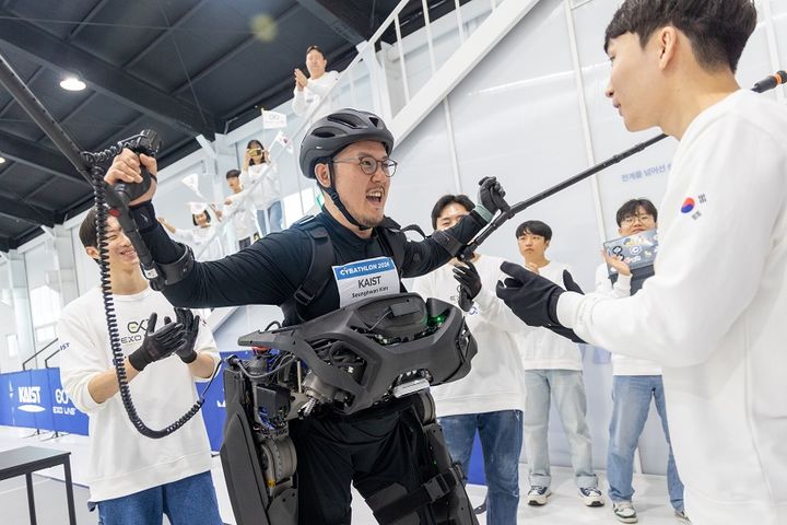 [대전=뉴시스] KAIST 기계공학과 공경철 교수팀이 개발한 외골격 로봇 워크온수트.(사진=KAIST 제공) *재판매 및 DB 금지