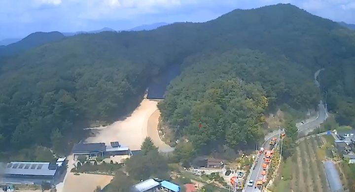 [봉화=뉴시스] 11일 오전 11시17분께 경북 봉화군 물야면 개단리의 한 야산에서 불이 났다. (사진=산림청 제공) 2026.10.11. photo@newsis.com *재판매 및 DB 금지