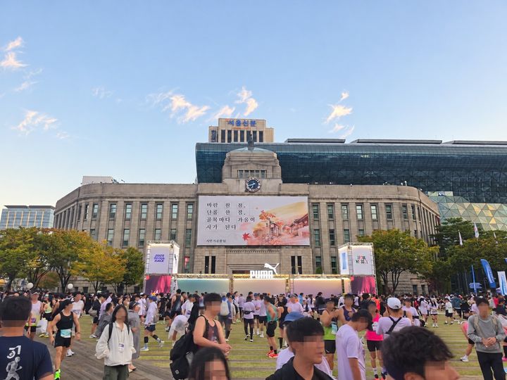 [서울=뉴시스] 11일 오전 '서울레이스' 출발을 앞두고 시청 앞 광장이 러너들로 붐비고 있다. *재판매 및 DB 금지