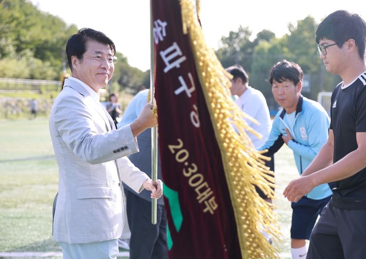 [서울=뉴시스] 지난달 6일 열린 성인 대상 제37회 송파구청장기 축구대회 모습. (사진=송파구 제공) 2026.09.06. photo@newsis.com *재판매 및 DB 금지