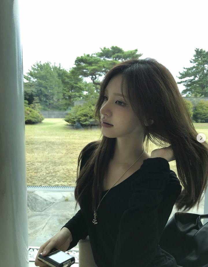 [서울=뉴시스] 최근 리즈가 고향 제주도에서 눈부신 비주얼을 자랑하며 근황을 전했다. (사진 : 리즈 SNS 캡처) *재판매 및 DB 금지