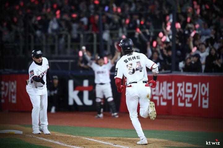 [서울=뉴시스] 프로야구 KT 위즈 샘 힐리어드가 7일 수원 KT위즈파크에서 열린 2026 신한 쏠 KBO리그 삼성 라이온즈와의 홈 경기에서 홈런을 치고 있다. (사진=KT 위즈 제공) 2026.10.07. *재판매 및 DB 금지