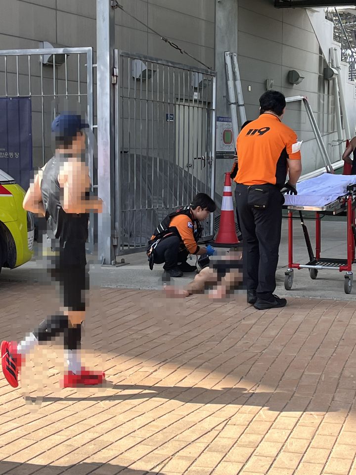 [울산=뉴시스] 11일 오전 울산종합운동장 일원에서 열린 '2026 울산마라톤대회'에서 일부 참가자들이 어지럼증과 구토 등 이상 증세를 보인다는 신고가 잇따라 접수됐다. 쓰러져 있는 참가자 모습 (사진=울산소방본부 제공) photo@newsis.com *재판매 및 DB 금지