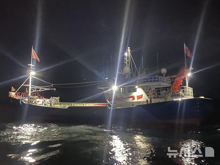 [제주=뉴시스] 남해어업관리단이 지난 8일 제주 한경면 해상에서 불법 조업 중국어선을 적발해 조치하고 있다. (사진=남해어업관리단 제공) 2026.10.11. photo@newsis.com