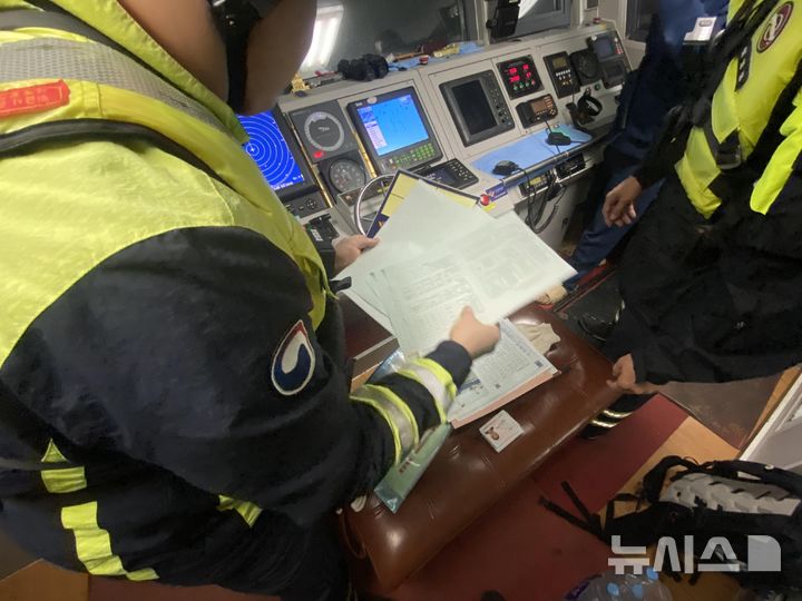 [제주=뉴시스] 남해어업관리단이 지난 8일 제주 한경면 해상에서 불법 조업 중국어선을 적발해 조치하고 있다. (사진=남해어업관리단 제공) 2026.10.11. photo@newsis.com