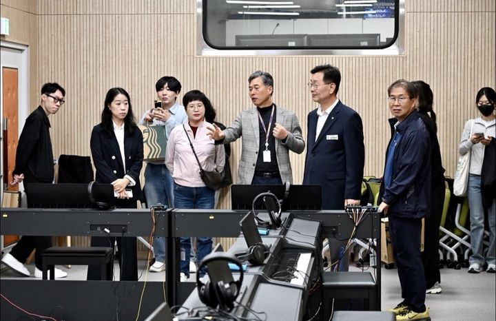 [대전=뉴시스] 김제선 대전 중구청장과 공무원 등이 전북 군산대 평생교육원 운영 현황을 살피고 있다. (사진= 중구청 제공) *재판매 및 DB 금지