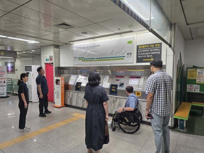 [전남광주=뉴시스] 광주교통공사는 교통약자의 눈높이에서 도시철도 이용 환경을 살펴 무장애 역사 환경 조성에 나섰다고 11일 밝혔다. (사진=광주교통공사 제공) 2026.10.11. photo@newsis.com *재판매 및 DB 금지