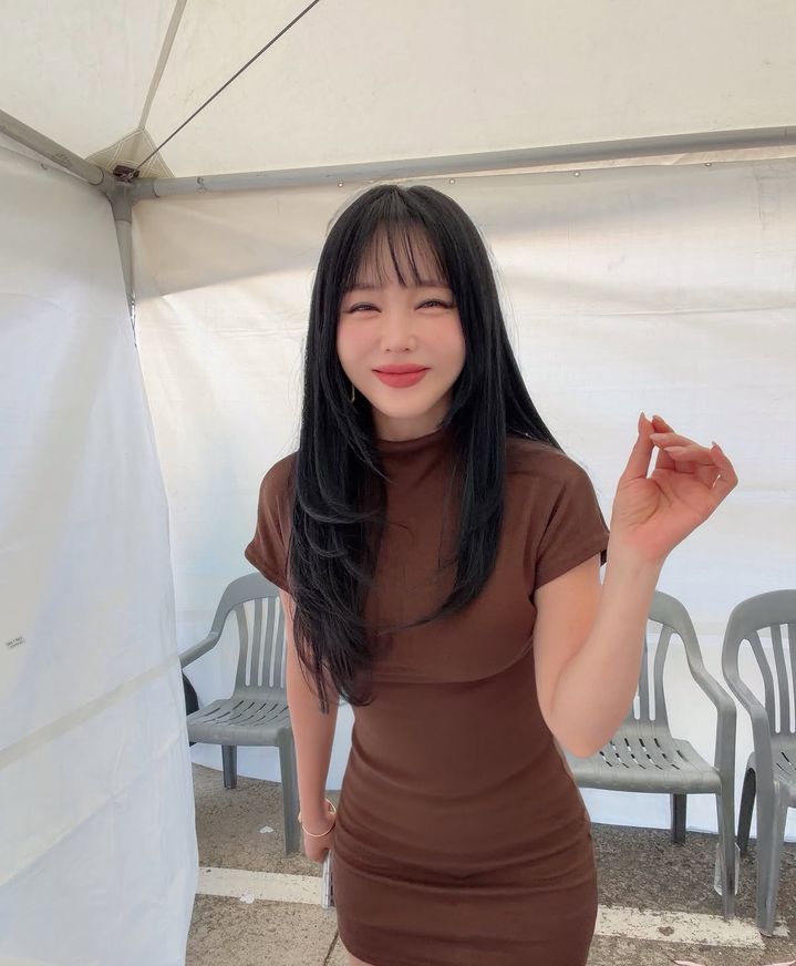 [서울=뉴시스]가수 홍진영이 밀착 원피스를 입고 마른 몸매를 뽐냈다. (사진=홍진영 인스타그램 캡처) 2026.10.11