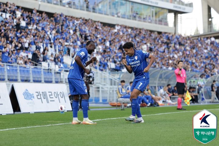 [서울=뉴시스] 프로축구 K리그2 수원 삼성의 루이스(왼쪽), 페신. (사진=한국프로축구연맹 제공) 